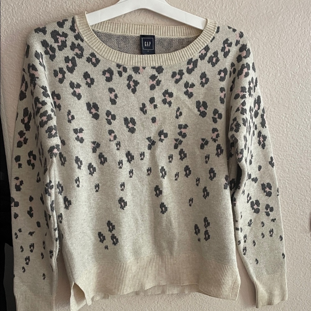 GAP leopard print sweater-good used condition